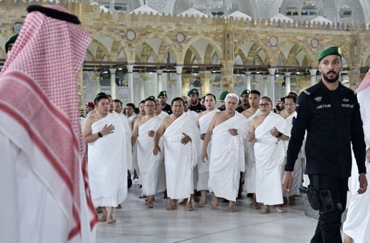 Presiden Prabowo Subianto beserta jajaran Kabinet Merah Putih saat menjalankan umrah di Masjidil Haram, Makkah, Kamis (3/7/2025). ANTARA/HO-Muchlis Jr-Biro Pers Istana
