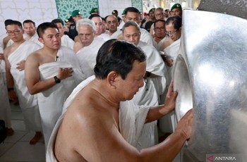 Kunjungan Kenegaraan, Presiden Prabowo Tunaikan Umrah dan Cium Hajar Aswad