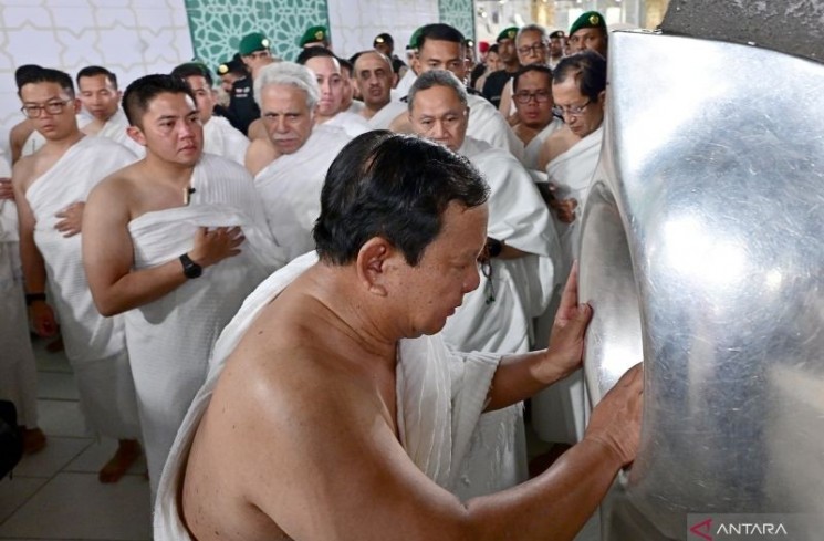 Presiden Republik Indonesia Prabowo Subianto menunaikan ibadah umrah dan berkesempatan Hajar Aswad di Kota Suci Makkah pada Rabu dini hari, waktu setempat (2/7/2025). ANTARA/HO-Biro Pers Sekretariat Presiden
