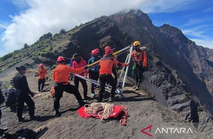 Tim SAR gabungan saat melakukan evakuasi terhadap korban warga Brazil yang jatuh di gunung Rinjani Lombok, NTB. ANTARA/HO-Humas SAR Mataram/am.
