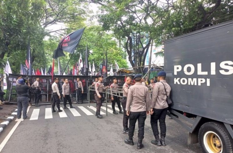 Petugas saat mengamankan jalannya aksi unjuk rasa di depan PN Jakarta Pusat, Kamis (3/7/2025). ANTARA/HO-Humas Polres Jakpus
