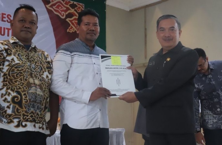 Kepala Dinas Koperasi dan UMKM Kabupaten Cirebon Dadang Suhendra (dua dari kanan) saat menyerahkan akta dan SK pendirian Kopdes Merah Putih di Cirebon, Jawa Barat, Kamis (3/7/2025). ANTARA/HO-Pemkab Cirebon.
