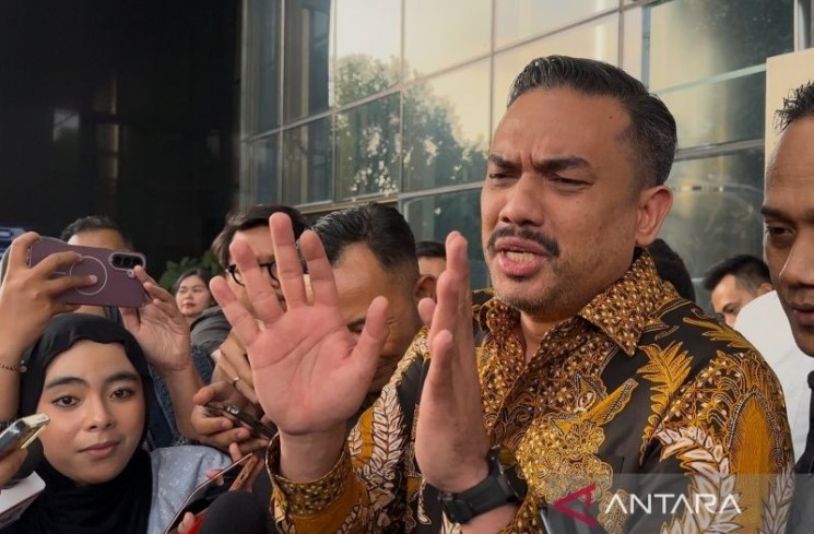 Menteri Usaha Mikro, Kecil, dan Menengah Maman Abdurrahman saat memberikan keterangan pers setelah bertemu dengan Deputi Informasi dan Data KPK Eko Marjono, di Gedung Merah Putih KPK, Jakarta, Jumat (4/7/2025). ANTARA/Rio Feisal
