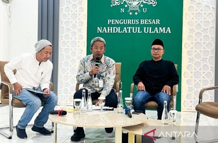 Direktur Sarana dan Keselamatan Transportasi Jalan Direktorat Jenderal Perhubungan Darat Kemenhub Yusuf Nugroho (tenga) dalam Forum Kramat bertajuk 'Zero ODOL Policy' yang digelar di PBNU Jakarta, Jumat (4/7/2025). ANTARA/Harianto

