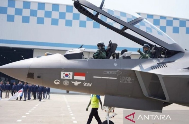 penerbang pesawat tempur TNI AU Kolonel Pnb Ferrel Rigonald (kiri) dan penerbang dari Korea Selatan Koh Hwi Seok (kanan) saat uji coba pesawat tempur KF-21 Boramae di Pangkalan Udara Sacheon, Korea Selatan, Jumat (27/6/2025) ANTARA/Ho-Humas TNI AU
