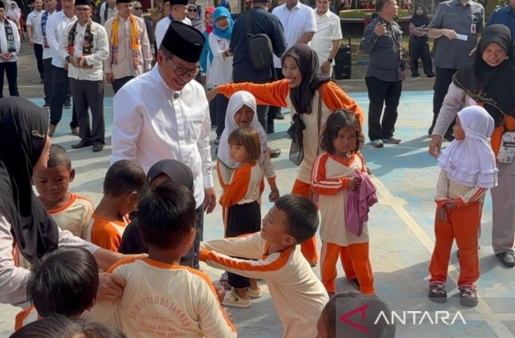 Gubernur DKI Jakarta Pramono Anung Wibowo bermain bersama anak-anak di Ruang Publik Terpadu Ramah Anak (RPTRA) Nyiur Melambai Pulau Kelapa, Kepulauan Seribu, Jumat (4/7/2025). ANTARA/Lifia Mawaddah Putri.
