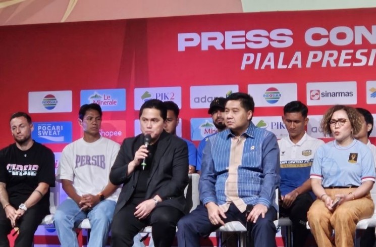 Ketua Umum PSSI, Erick Thohir (ketiga dari kiri), memberi sambutan pada jumpa pers Piala Presiden 2025 di Jakarta, Jumat (4/7/2025). (ANTARA/Rauf Adipati)
