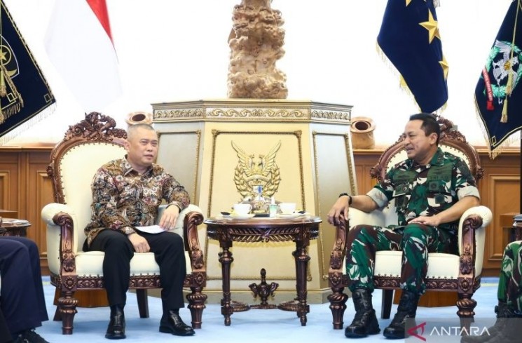 Kepala Staf TNI Angkatan Udara (KSAU) Marsekal TNI Muhamad Tonny Harjono bertemu dengan Menteri Perhubungan Republik Indonesia (Menhub) Dudy Purwagandhi di Mabes AU, Cilangkap, Jakarta Timur, Jumat (4/7/2025) (ANTARA/Ho-Humas TNI AU)

