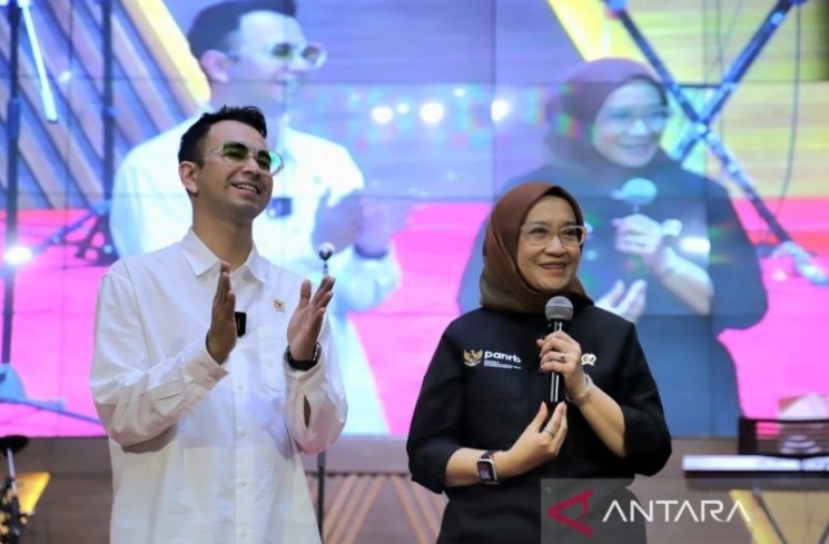 Menteri Pendayagunaan Aparatur Negara dan Reformasi Birokrasi (PANRB) Rini Widyantini (kanan) dan Utusan Khusus Presiden (UKP) Bidang Pembinaan Generasi Muda dan Pekerja Seni Raffi Ahmad (kiri). ANTARA/HO-Humas PAN RB
