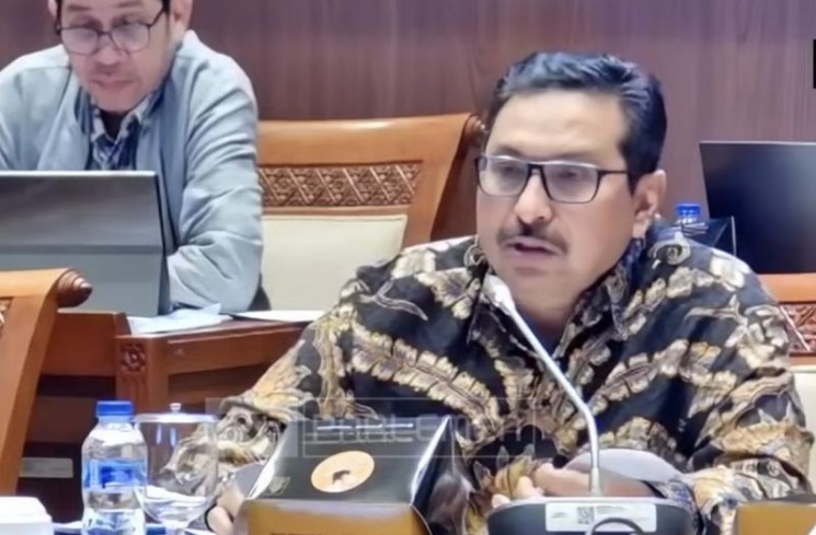 Sekretaris Jenderal Kementerian Komunikasi dan Digital Ismail menyampaikan pemaparan di hadapan Komisi I DPR RI saat Rapat Kerja di kompleks parlemen, Jakarta pada Senin (7/7/2025). (ANTARA/Farhan Arda Nugraha)
