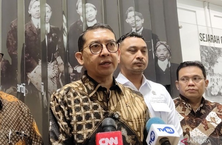 Menteri Kebudayaan Fadli Zon menyampaikan keterangan di Museum Sumpah Pemuda Jakarta, Selasa (8/7/2025). (ANTARA/Sinta Ambar)
