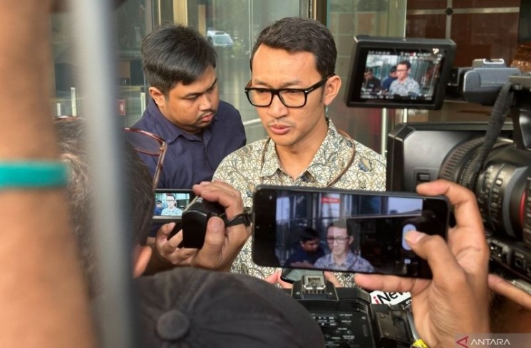 Juru Bicara Komisi Pemberantasan Korupsi Budi Prasetyo (kanan) saat memberikan keterangan di Gedung Merah Putih KPK, Jakarta, Jumat (4/7/2025). (ANTARA/Rio Feisal)
