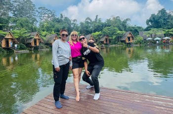 Lia Ladysta Rayakan Ultah Ibu Mertua bersama Sang Suami dan Karyawan: Semoga Mama Panjang Umur dan Bahagia
