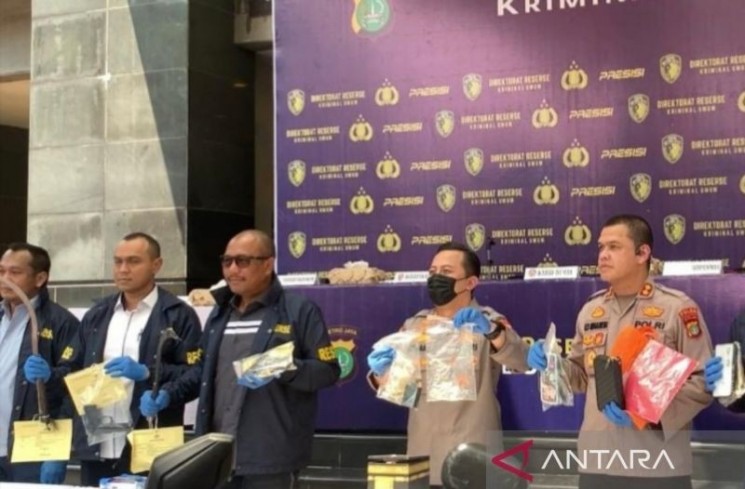 Direktur Reserse Kriminal Umum (Dirreskrimum) Polda Metro Jaya, Kombes Pol Wira Satya Triputra (tengah) saat konferensi pers di Jakarta, Selasa (8/7/2025). ANTARA/Ilham Kausar
