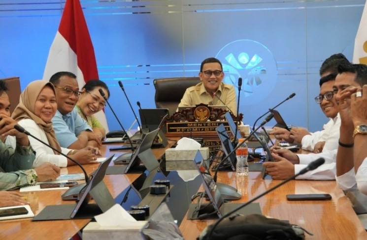 Menteri Pelindungan Pekerja Migran Indonesia (P2MI) Abdul Kadir Karding dalam pertemuan dengan perwakilan serikat buruh sektor perikanan di Kementerian P2MI, Jakarta, Selasa (8/7/2025). (ANTARA/HO-KP2MI)