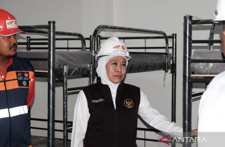 Arsip foto- Gubernur Jatim Khofifah Indar Parawansa saat meninjau ruang asrama yang nantinya akan dipakai oleh siswa Sekolah Rakyat di Kabupaten Pasuruan, Rabu (2/7/2025). (ANTARA/Fahmi Alfian)
