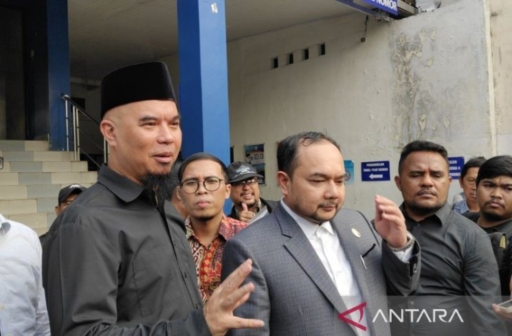 Ahmad Dhani Prasetyo bersama Pengacaranya Aldwin Rahardian saat ditemui di Sentra Pelayanan Kepolisian Terpadu (SPKT), Kamis (10/7/2025). ANTARA/Ilham Kausar

