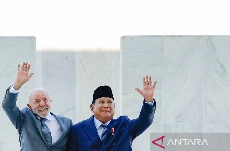 Indonesian President Prabowo Subianto (right) and Brazilian President Luiz Inácio Lula da Silva wave at the Palácio do Planalto in Brasília, Brazil, on July 9, 2025. (ANTARA/HO-President Prabowo Subianto's Media Team)
