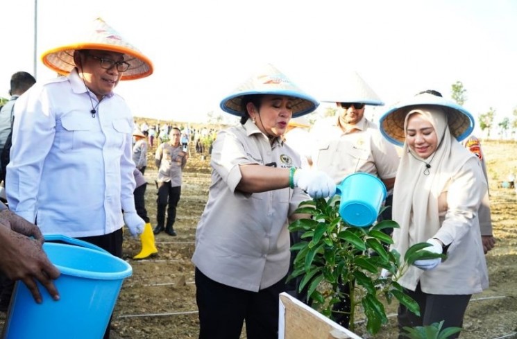 Ketua Komisi IV DPR RI Siti Hediati Hariyadi atau yang akrab disapa Titiek Soeharto (tengah), Kepala Badan Pangan Nasional (Bapanas) Arief Prasetyo Adi (kiri), menghadiri kegiatan penanaman jagung serentak di Lahan Perhutanan Sosial yang digelar Polri di Kabupaten Grobogan, Jawa Tengah, Rabu (9/7/2025). ANTARA/HO-Humas Bapanas
