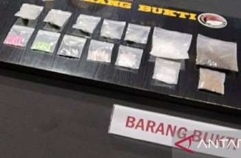 Polisi Gerebek Warung Kelontong di Karawang, 90 Butir Obat Keras Disita