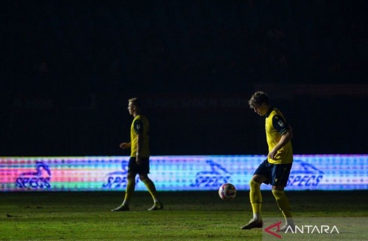 Pesepak bola Oxford United Ole Romeny (kanan) memainkan bola di pinggir lapangan saat insiden lampu stadion mati di tengah-tengah pertandingan Piala Presiden Grup A antara Arema FC melawan Oxford United di Stadion Si Jalak Harupat, Bandung, Jawa Barat, Kamis (10/7/2025). ANTARA FOTO/Raisan Al Farisi/bar