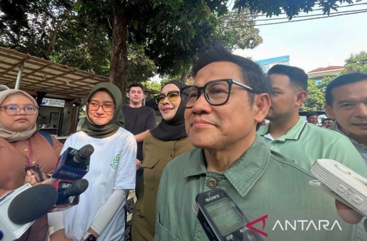 Menteri Koordinator Bidang Pemberdayaan Masyarakat (Menko PM) Abdul Muhaimin Iskandar saat ditemui usai acara PKB ECOGEN di Jakarta, Sabtu (12/7/2025). (ANTARA/Agatha Olivia Victoria)
