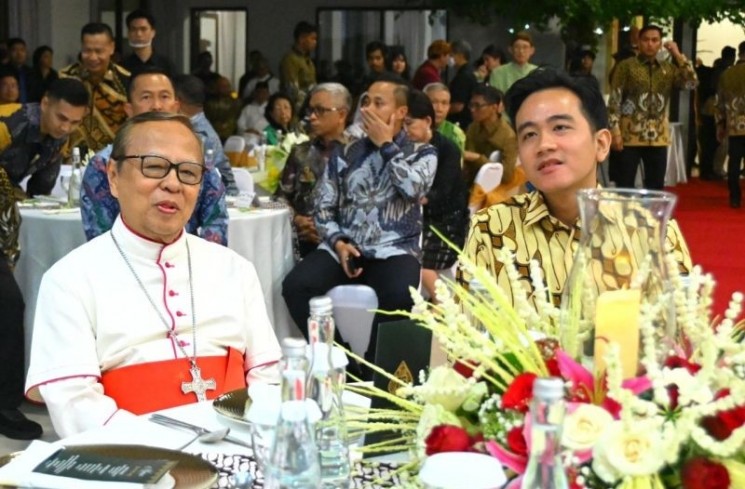 Wakil Presiden Gibran Rakabuming Raka menghadiri perayaan syukur ulang tahun ke-75 Kardinal Ignatius Suharyo yang digelar di komplek Gereja Katedral, Jakarta, Sabtu (12/7/2025). (ANTARA/HO-BPMI Setwapres)
