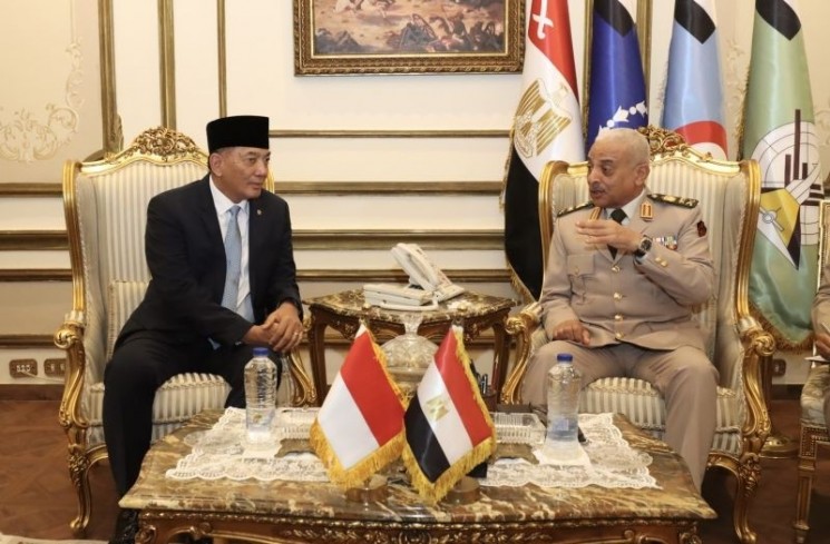 Pertemuan antara Menteri Pertahanan (Menhan) Republik Indonesia Sjafrie Sjamsoeddin (kiri) dan Menhan Mesir Jenderal Abdel Mageed Saqr (kanan) di Kairo, Mesir, Sabtu (12/7/2025). (ABTARA/HO-Kementerian Pertahanan)
