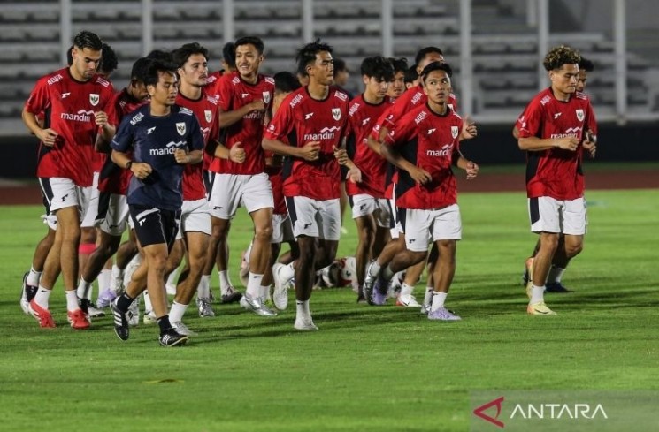 Sejumlah pesepak bola Timnas Indonesia U-23 mengikuti sesi latihan jelang Piala AFF di Stadion Madya, Senayan, Jakarta, Kamis (10/7/2025). Timnas Indonesia U-23 menggelar latihan jelang Piala AFF 2025 yang akan berlangsung pada 15-29 Juli 2025. ANTARA FOTO/Asprilla Dwi Adha/bar
