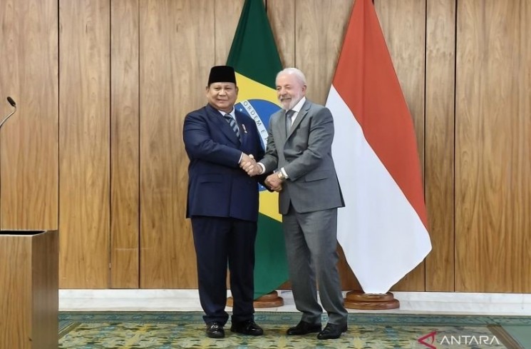 Presiden Prabowo Subianto dan Presiden Brasil Lula da Silva bersalaman dalam sesi keterangan bersama pertemuan bilateral kedua negara di Istana Planalto, Brasília, Rabu (9/7/2025). (ANTARA/Andi Firdaus)
