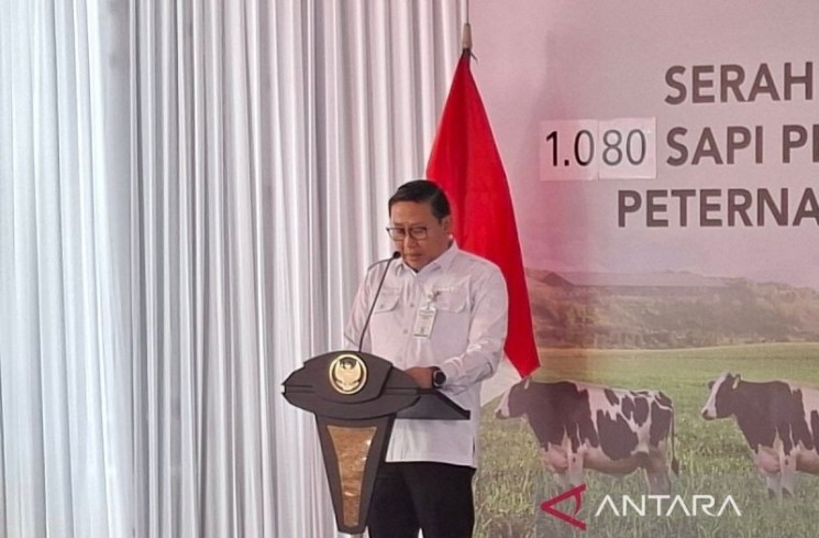 Direktur Jenderal Peternakan dan Kesehatan Hewan Kementerian Pertanian Kementan Agung Suganda dalam Seremonial Penyerahan Simbolis Sapi Perah Bunting Jenis Crossbreed kepada Peternak Mitra di Probolinggo, Jawa Timur pada Selasa (15/7/2025). (ANTARA/Aji Cakti)
