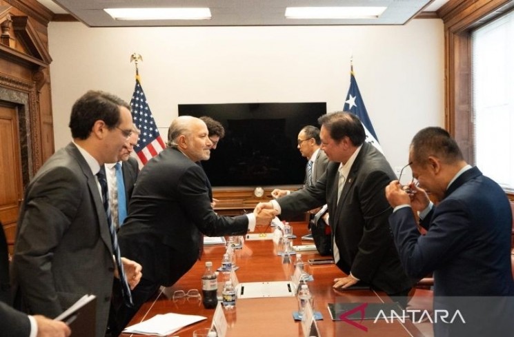 Menteri Koordinator Bidang Perekonomian Airlangga Hartarto menemui Menteri Perdagangan Amerika Serikat (AS) Howard Lutnick dan Ketua Kantor Perwakilan Dagang AS (USTR) Jamieson Greer guna membahas kelanjutan negosiasi tarif, Jakarta, Kamis (10/7/2025). ANTARA/HO-Kementerian Koordinator Bidang Perekonomian
