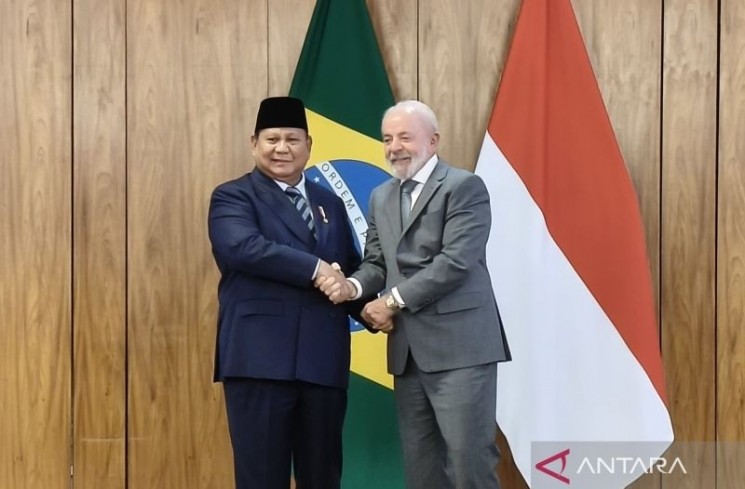 Presiden Prabowo Subianto (kiri) berjabat tangan dengan Presiden Brasil Luiz Inacio Lula da Silva saat melakukan pertemuan bilateral, di Istana Kepresidenan Palacio do Planalto, Brazilia, Brasil, Rabu (9/7/2025). Pemerintah Indonesia dan Brasil sepakat meningkatkan kerja sama di berbagai sektor, antara lain ekonomi, perdagangan, pertanian, pendidikan, pertahanan dan industri pertahanan. ANTARA FOTO/Andi Firdaus/wpa
