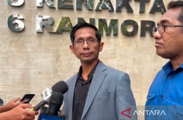 Wakil Ketua Umum Organisasi Masyarakat (Ormas) pendukung Joko Widodo (Projo), Freddy Damanik saat ditemui di Polda Metro Jaya, Kamis (17/7/2025). ANTARA/Ilham Kausar

