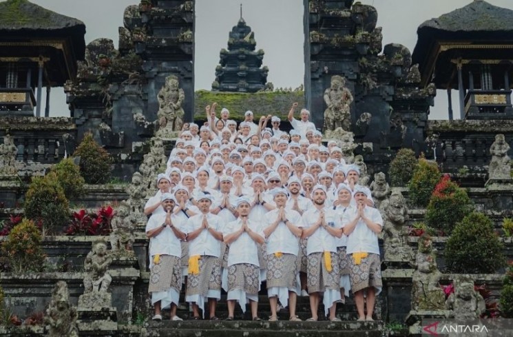 Bali United menggelar tradisi spiritual dengan melakukan persembahyangan bersama di Pura Agung Besakih, Kabupaten Karangasem, Bali, Kamis (17/7/2025). ANTARA/HO-Bali United
