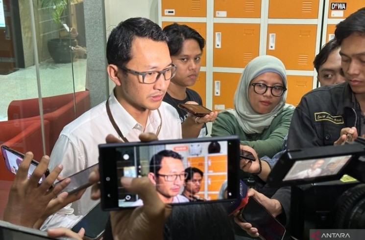 Juru Bicara Komisi Pemberantasan Korupsi Budi Prasetyo (kiri) saat memberikan keterangan di Gedung Merah Putih KPK, Jakarta, Rabu (16/7/2025). (ANTARA/Rio Feisal)
