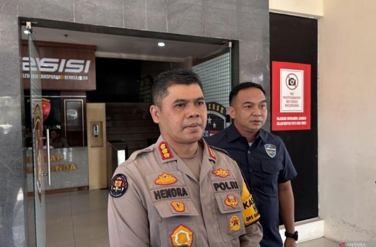 Kabid Humas Polda Jabar, Kombes Pol Hendra Rochmawan saat memberikan keterangan di Kota Bandung, Jawa Barat, Jumat (18/7/2025). (ANTARA/Rubby Jovan)

