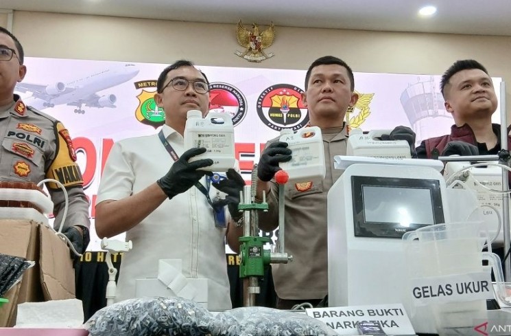 Kapolresta Bandara Soekarno-Hatta, Kombes Pol Ronald Sipayung (kedua kanan) menunjukan barang bukti hasil ungkap kasus narkoba. (Azmi Samsul Maarif)
