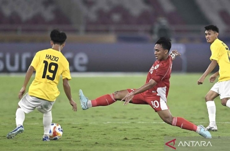 Pesepak bola Timnas U23 Indonesia Arkhan Fikri (kedua kanan) berusaha merebut bola dari pesepak bola Timnas U23 Brunei Darussalam Muhammad Haziq Naqiuddin Bin Syamra (kiri) dalam pertandingan penyisihan Grup A Piala AFF U-23 2025 di Stadion Utama Gelora Bung Karno (SUGBK), Senayan, Jakarta, Selasa (15/7/2025). Timnas U-23 Indonesia menang atas Brunei Darussalam dengan skor 8-0. ANTARA FOTO/Dhemas Reviyanto/nym.
