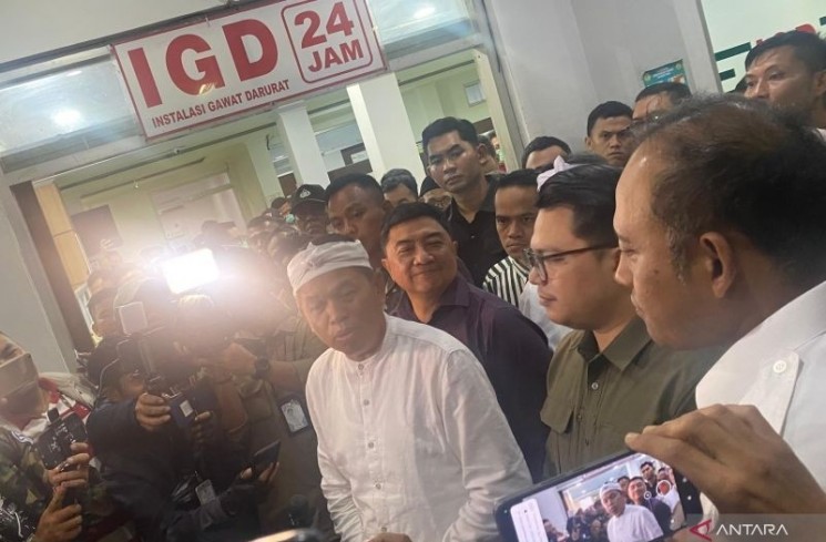 Gubernur Jawa Barat Dedi Mulyadi memberikan keterangan pers usai mengunjungi pasien korban pesta rakyat di RSUD dr Slamet Kabupaten Garut, Jumat (18/7/2025) malam. (ANTARA/Feri Purnama)
