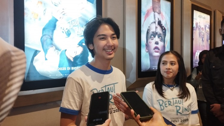 Ari Irham dan Adhisty Zara setelah special screening film Bertaut Rindu di Ambarrukmo XXI, Yogyakarta, Minggu (20/7/2025).