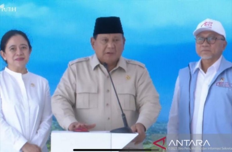 Tangkapan layar - Presiden RI Prabowo Subianto (tengah) meluncurkan kelembagaan 80 ribu unit Koperasi Desa dan Kelurahan (Kopdes/Kopkel) Merah Putih di Desa Bentangan, Wonosari, Kabupaten Klaten, Jawa Tengah, Senin (21/7/2025). (ANTARA/Fathur Rochman)
