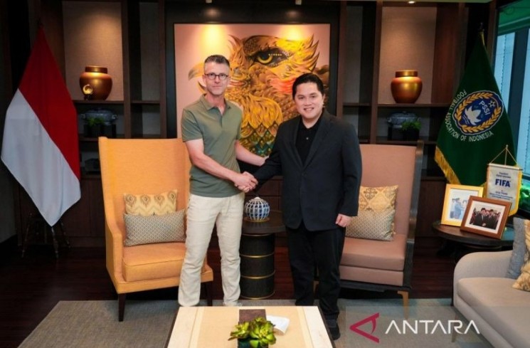 Ketum PSSI Erick Thohir (kanan) berjabat tangan dengan pelatih timnas U-20 Indonesia yang baru, Frank van Kempen. ANTARA/HO-PSSI/am.
