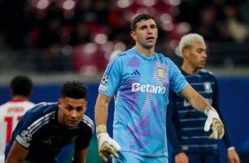 MU Incar Emiliano Martinez, Cari Solusi Usai Onana Cedera