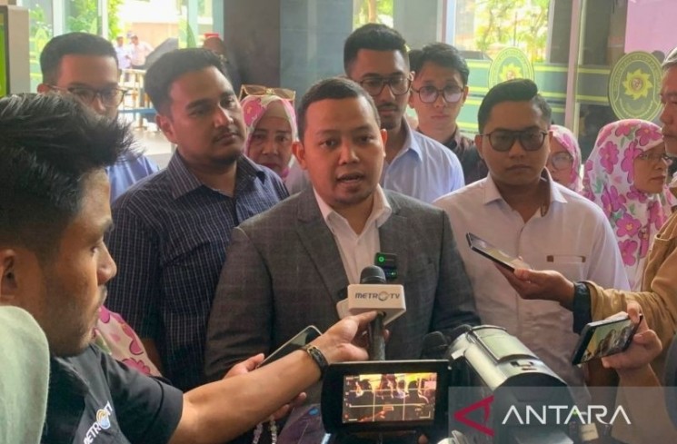 Penasihat Hukum Tom Lembong, Zaid Mushafi saat ditemui di Pengadilan Negeri Jakarta Pusat, Selasa (22/7/2025). (ANTARA/Agatha Olivia Victoria)
