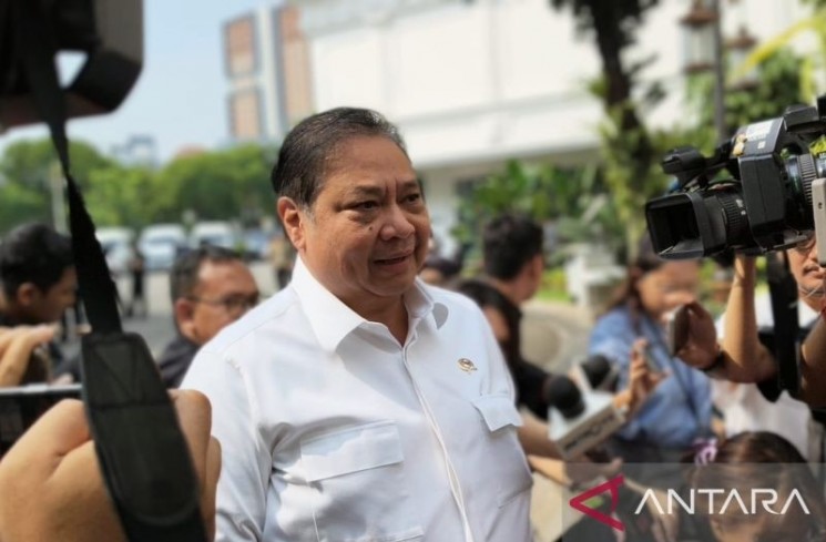 Menteri Koordinator bidang Perekonomian Airlangga Hartarto saat menyampaikan keterangan terkait agenda rapat terbatas di kompleks Istana Kepresidenan, Jakarta, Selasa (22/7/2025). (ANTARA/Andi Firdaus)
