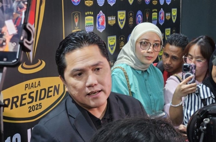 Ketua umum PSSI, Erick Thohir, menjawab pertanyaan pewarta di Jakarta, Jumat (4/7/2025). (ANTARA/RAUF ADIPATI)
