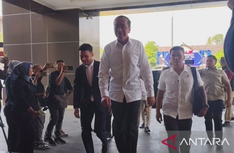 Presiden ke-7 RI Joko Widodo (Jokowi) tiba di Polresta Surakarta di Solo, Jawa Tengah, Rabu (23/7/2025). ANTARA/Aris Wasita
