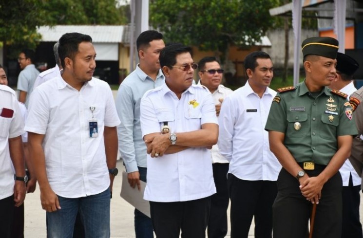 Kepala Perum Bulog Cabang Lombok Timur Supermansah (tengah) saat mendampingi Bupati Lombok Timur Haerul Warisin mengecek stok beras di Lombok Timur, Rabu (23/07/2025). ANTARA/HO-Humas Pemkab Lombok Timur.
