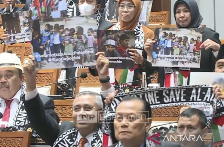 Sejumlah Anggota DPR RI mengangkat poster yang menunjukkan kondisi Palestina saat rapat paripurna di kompleks parlemen, Jakarta, Kamis (24/7/2025). ANTARA/Bagus Ahmad Rizaldi.
